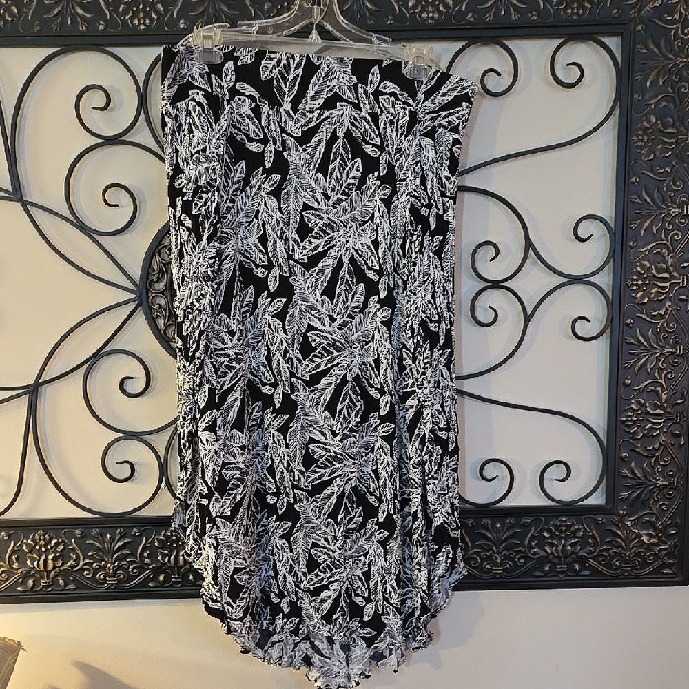 Black and White Leaf Print Women's Skirt